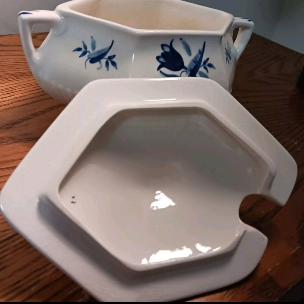 Hollandia Sugar Bowl & Lid English Blue White Baltic Pattern Collectible